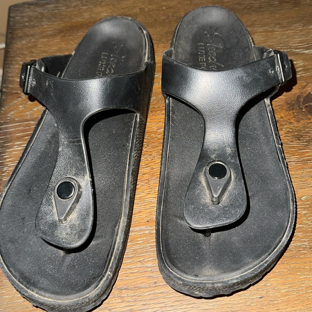 Sketchers flip flop